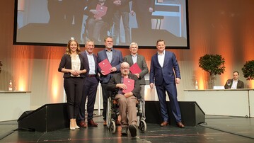 Ehrung fr verdiente Mitglieder (v.l.): Weinknigin Jessica Himmelsbach, Prsident Rainer Zeller, Harald Weiss, Kilian Schneider (Rollstuhl), Hans Whrle undVerbandsgeschftsfhrer Holger Klein.
