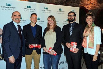 Erfolgreicher Berufsnachwuchs: Eine Auszeichnung erhielten Bernd Mohrand (2.v.r), Staatlicher Hofkeller) als bundesbester Kfer, Anna-Lena Schmitt ( LWG) fr den zweitbesten und Tobias Braun., (LWG) fr den drittbesten Berufsabschluss Kfer