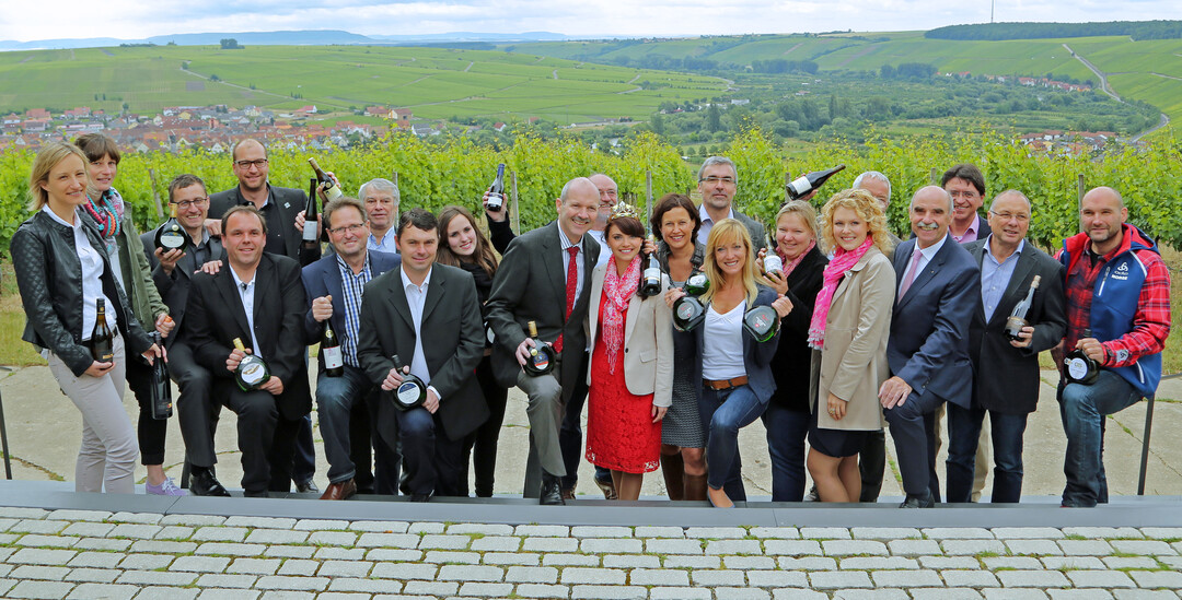 Die Deutsche Weinkönigin Janina Huhn und die Fränkische Weinkönigin Kristin Langmann gratulieren gemeinsam mit Weinbaupräsident Artur Steinmann den fränkischen Winzerinnen und Winzern zu ihren Erfolgen.
