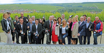 Die Deutsche Weinknigin Janina Huhn und die Frnkische Weinknigin Kristin Langmann gratulieren gemeinsam mit Weinbauprsident Artur Steinmann den frnkischen Winzerinnen und Winzern zu ihren Erfolgen.