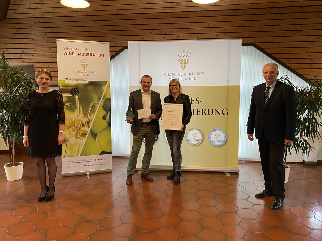      Ehrenpreisbergabe des Weinbauverbandes andas Weingut Birkert GbR (Bretzfeld-Adolzfurt). 