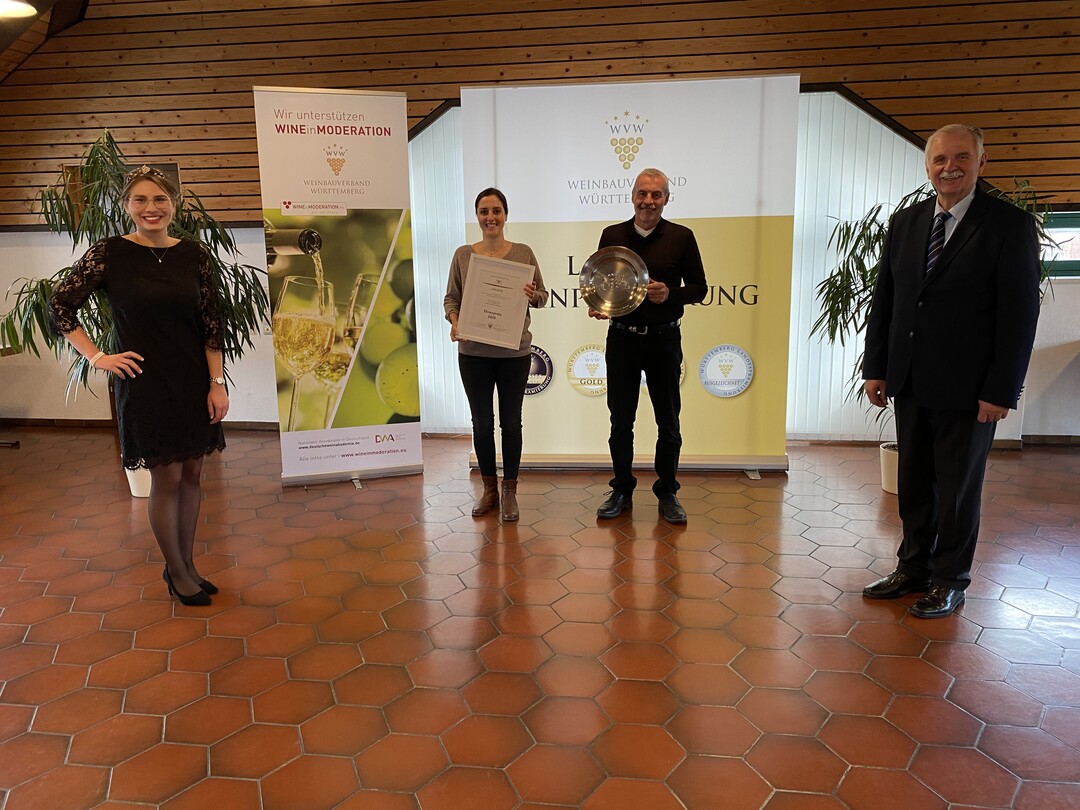      Ehrenpreisbergabe des Weinbauverbandes an das Weingut Erich Hirth (Obersulm-Willsbach). 