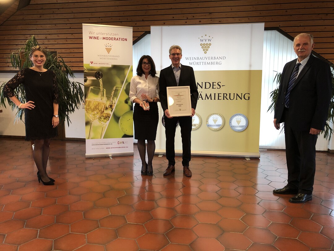   Ehrenpreisbergabe des Weinbauverbandes an die Weinkellerei Wangler (Abstatt).