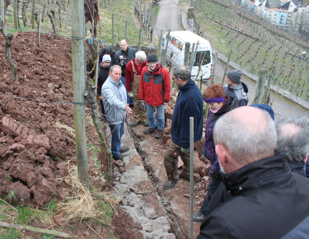 Der Trockenmauer-Workshop des Staffelsteiger Vereins fand in einem Weinberg oberhalb von Esslingen statt. Otto Rapp, Vorsitzender des Staffelsteiger Vereins gab die Richtung vor. Hier erklrt er den Workshop-Teilnehmern die Grundlagen fr die Errichtung einer standfesten Trockenmauer.