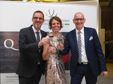 Bei der Erffnung des International Wine Institutes in Stuttgart (von links): Alexander Kohnen, Geschftsfhrer des IWI, Diana Maisenhlder, Leiterin des Standorts Stuttgart, und Dietmar Maisenhlder, Dozent am Standort Stuttgart.