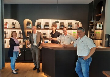  Erffnung der Vinothek am Markt: Ramona Fischer (Geschftsfhrerin),  Dr. Jrgen Zieger Oberbrgermeister, Martin Gaysert (Architekt), Andreas Rapp (zweiter Vorstand) und Achim Jahn (Vorstandsvorsitzender).