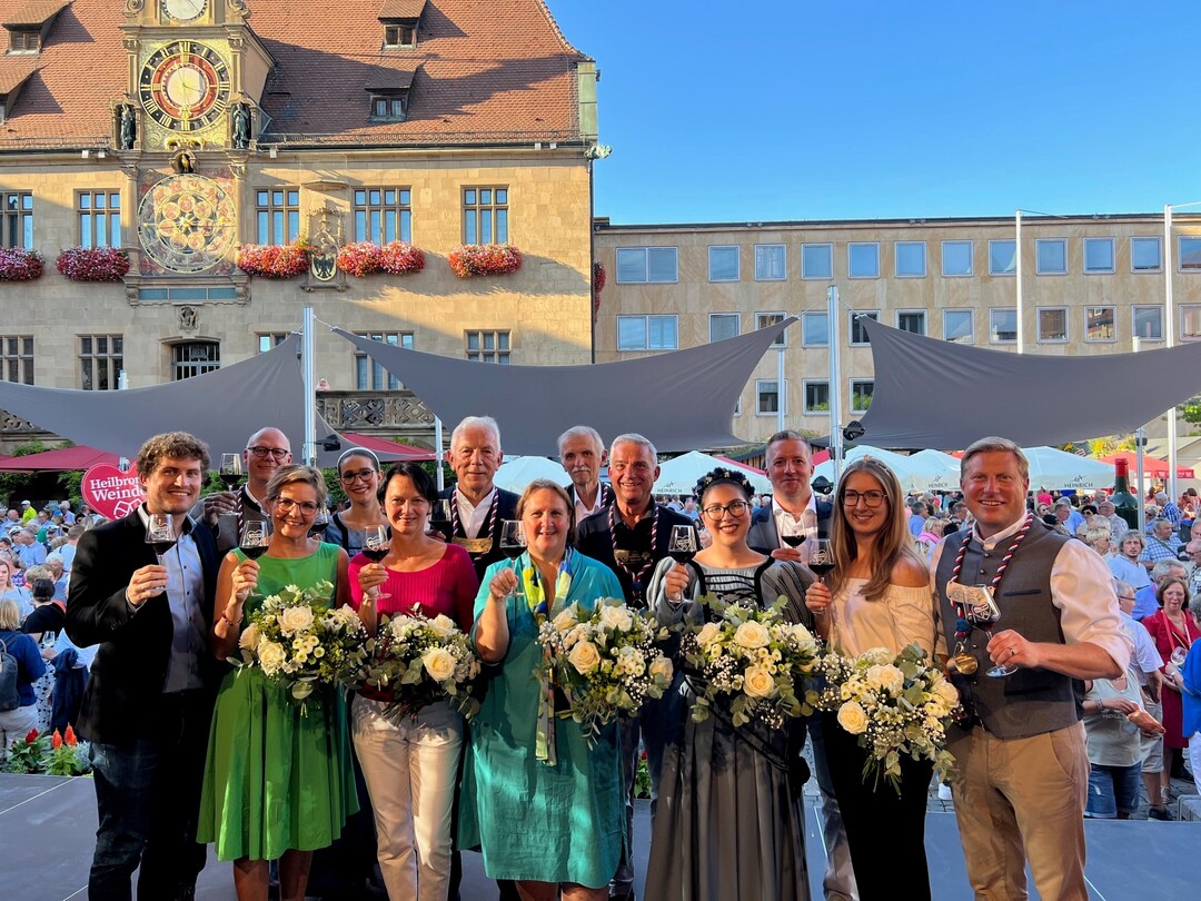 Daniel Drautz (Geschäftsführer Genossenschaftskellerei Heilbronn), Steffen Schoch (Geschäftsführer Heilbronn Marketing GmbH), Solothurns Stadtpräsidentin Stefanie Ingold, Käthchen Enni Wielsch, Regierungspräsidentin Susanne Bay, Oberbürgermeister Harry Mergel, Kultusministerin Theresa Schopper, Hermann Hohl (Württembergischer Weinbaupräsident), Innenminister Thomas Strobl, Käthchen Franziska Maurer, Solothurns Stadtschreiber Urs Unterlerchner, die Württembergische Weinkönigin Carolin Golter, Verkehrsvereinsvorsitzender Nico Weinmann.