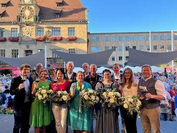 Daniel Drautz (Geschftsfhrer Genossenschaftskellerei Heilbronn), Steffen Schoch (Geschftsfhrer Heilbronn Marketing GmbH), Solothurns Stadtprsidentin Stefanie Ingold, Kthchen Enni Wielsch, Regierungsprsidentin Susanne Bay, Oberbrgermeister Harry Mergel, Kultusministerin Theresa Schopper, Hermann Hohl (Wrttembergischer Weinbauprsident), Innenminister Thomas Strobl, Kthchen Franziska Maurer, Solothurns Stadtschreiber Urs Unterlerchner, die Wrttembergische Weinknigin Carolin Golter, Verkehrsvereinsvorsitzender Nico Weinmann.
