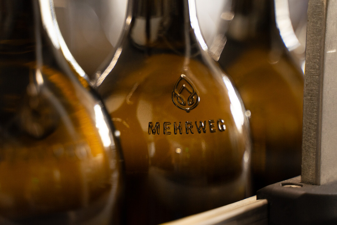 Die erste Abfüllung von Wein in die 0,75 Liter Mehrwegflasche.