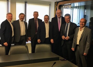 Marian Kopp, Geschftsfhrender Vorstand Lauffener Weingrtner; Rolf Allmendinger, Vorstandsvorsitzender Lembergerland Kellerei Rosswag; Weinbauprsident Hermann Hohl; Dietrich Rembold, Vorstandsvorsitzender Lauffener Weingrtner; EU Kommissar fr Landwirtschaft Phil Hogan; EU Kommissar fr Haushalt Gnther Oettinger; Dr. Gtz Reustle, Vorstandsvorsitzender Felsengartenkellerei.