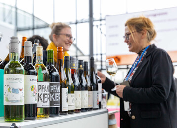 Auf der EUROVINO treffen sich Branchenexperten und tauschen sich ber aktuelle Trends und Entwicklungen in der Weinwelt aus.