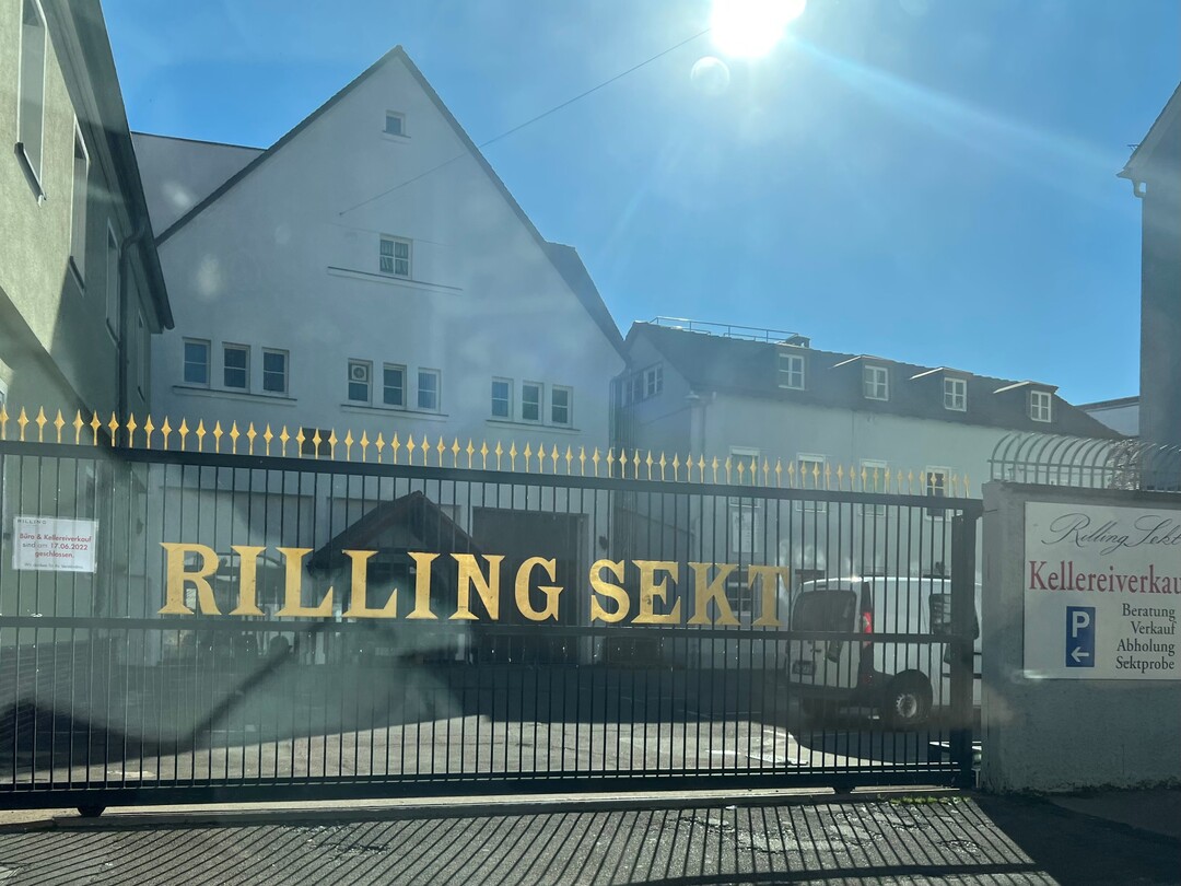 Das Fabriktor der Sektkellerei Rilling.