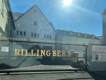 Das Fabriktor der Sektkellerei Rilling.