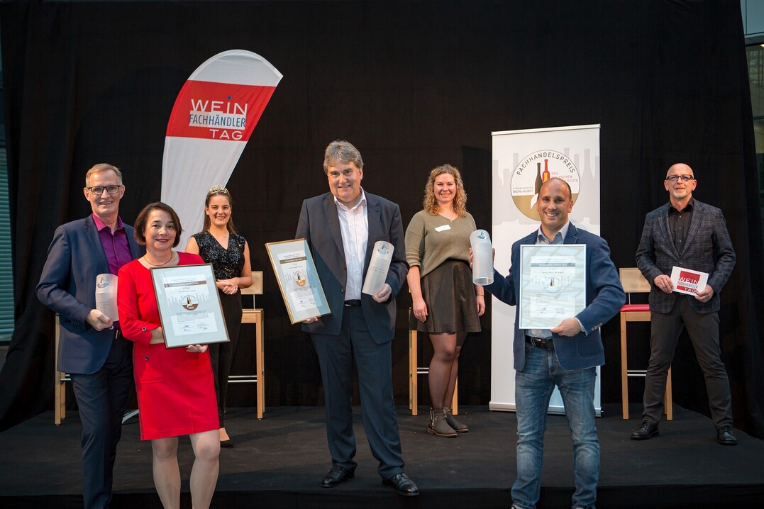 Die Gewinner des Fachhandelspreises erhalten Trophäen, Urkunden, Plaketten und Warengutscheine der Wettbewerbssponsoren sowie Gutscheine für Mitarbeiterschulungen.
