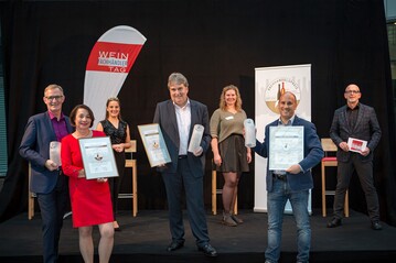 Die Gewinner des Fachhandelspreises erhalten Trophen, Urkunden, Plaketten und Warengutscheine der Wettbewerbssponsoren sowie Gutscheine fr Mitarbeiterschulungen.