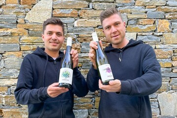 Konstantin Hamann (links) und Christoph Reiter wollen Weingenuss und Naturschutz miteinander verbinden.