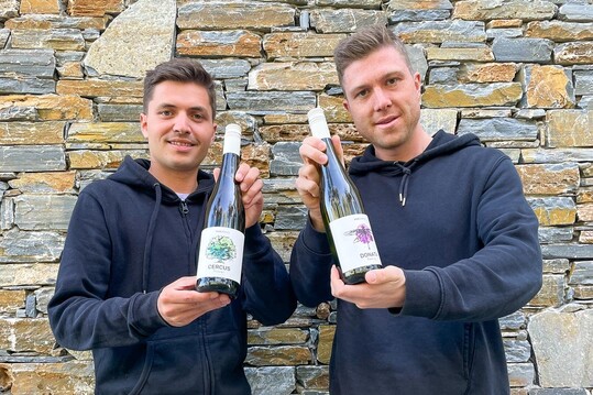 Konstantin Hamann (links) und Christoph Reiter wollen Weingenuss und Naturschutz miteinander verbinden.