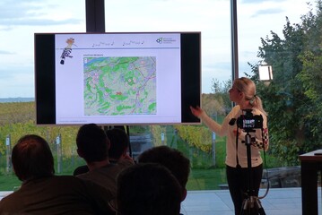 Katharina Adler (rechte Bildseite, Ornithologin der Hochschule Geisenheim) hlt im Weingut Braunewell eine Prsentation be den Wiedehopf.