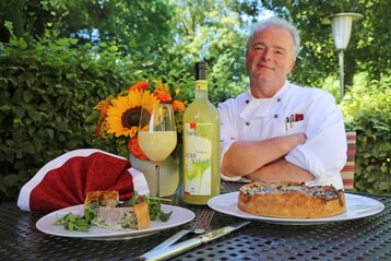 Richard Huth, Kchenchef Residenz-Gaststtten Wrzburg, stellt dem frnkischen Federweien seine Wirsing-Bratwurst-Quiche zur Seite