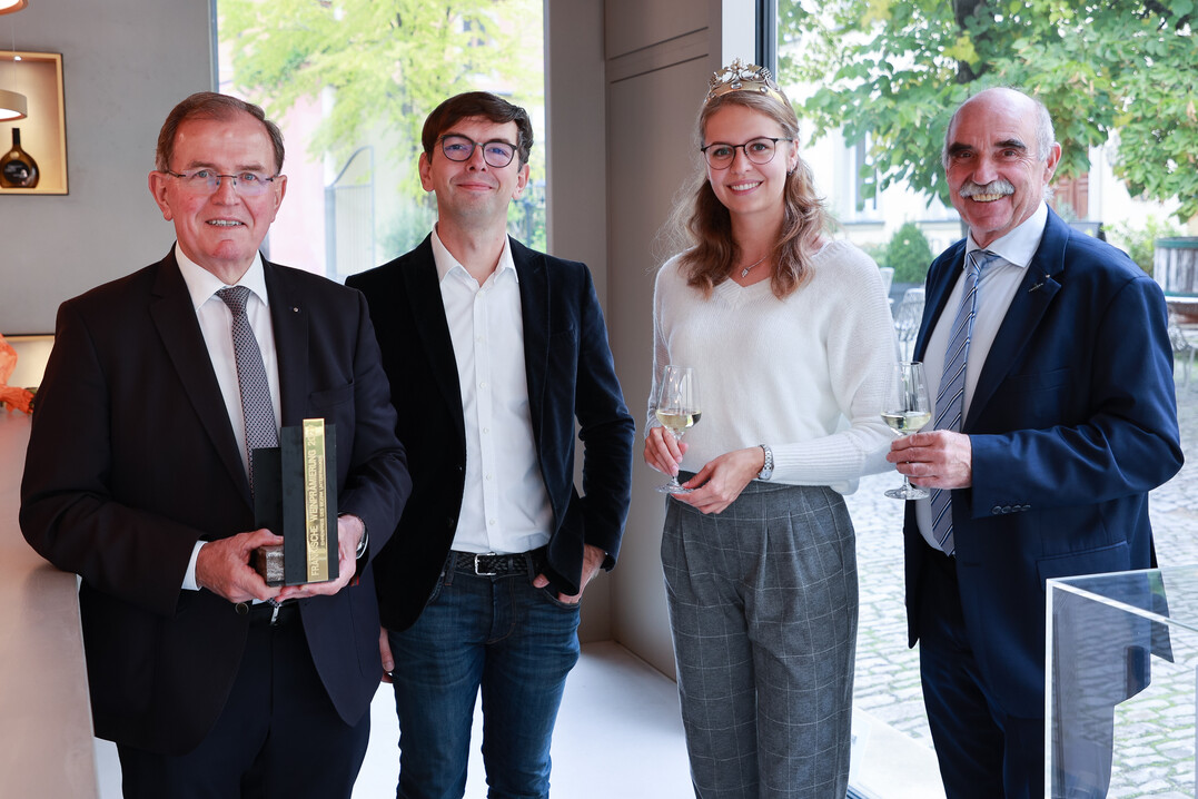 Feierliche Übergabe des Bezirks-Ehrenpreises in der Vinothek des Weinguts Zehnthof in Sommerach (v.l.): Unterfrankens Bezirkstagspräsident Erwin Dotzel, Winzer Tobias Weickert, Fränkische Weinkönigin Eva Brockmann und Weinbaupräsident Artur Steinmann.
