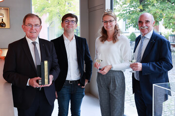 Feierliche bergabe des Bezirks-Ehrenpreises in der Vinothek des Weinguts Zehnthof in Sommerach (v.l.): Unterfrankens Bezirkstagsprsident Erwin Dotzel, Winzer Tobias Weickert, Frnkische Weinknigin Eva Brockmann und Weinbauprsident Artur Steinmann.
