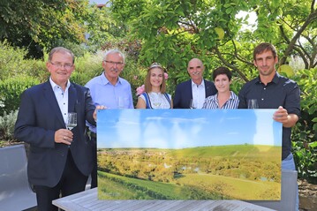  Feierliche bergabe des Ehrenpreises des Bezirks Unterfranken (v.l.): Bezirkstagsprsident Erwin
Dotzel, Hermann Dereser, Weinprinzessin Alina aus Zeilitzheim und Frnkischer Weinbauprsident Artur
Steinmann sowie Alina und Johannes Dereser. 