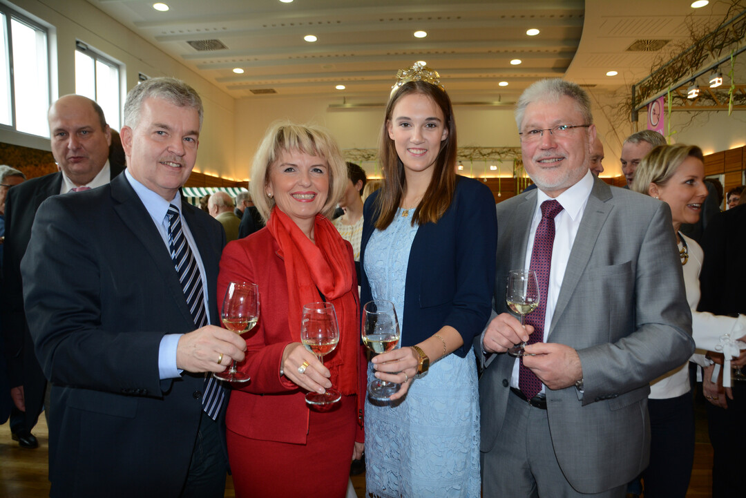 Amtschef Hubert Bittlmayer, Landrätin Tamara Bischof, Weinkönigin Silena Werner und Bürgermeister Josef Mend (von links) stießen auf eine erfolgreiche Messe an und machten sich dann auf einen genussvollen Rundgang.