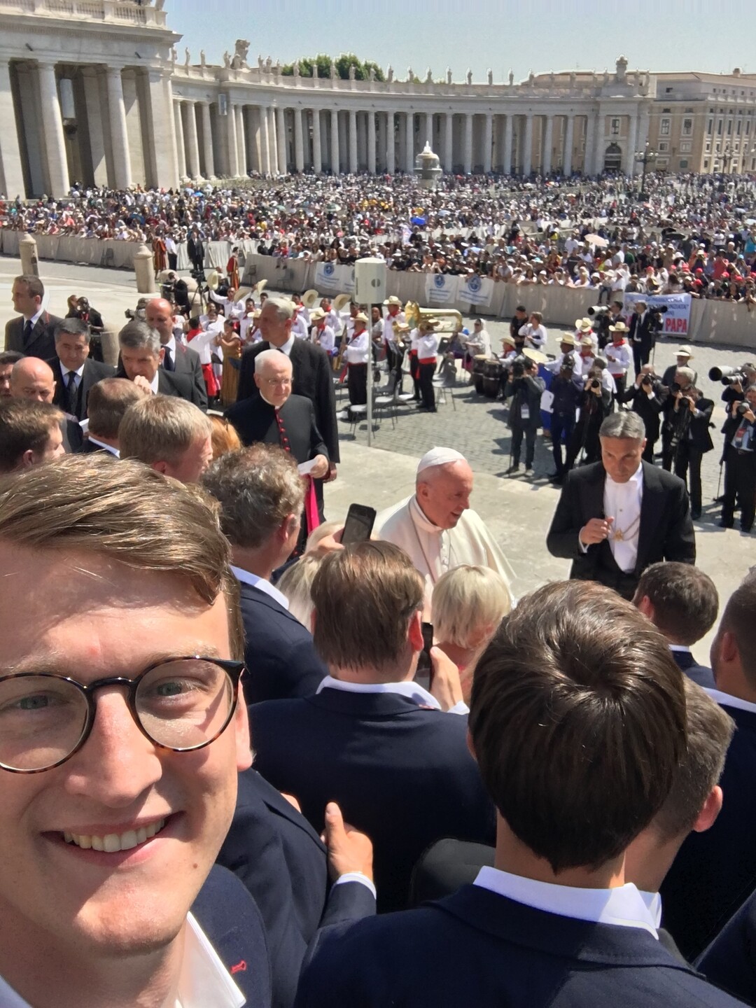Selfie mit Papst: Fr die Weinelf gabs obendrauf noch eine Audienz beim Papst.