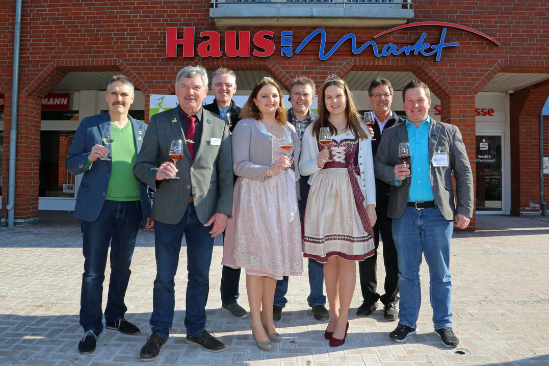 Ihre Leidenschaft ist der Frankenwein, Ihre Mission der hohe Norden der Republik: Die Win-zer des Frnkischen Gewchses bei ihrer ersten Frankenweinprsentation in Osterholz-Scharmbeck.	
