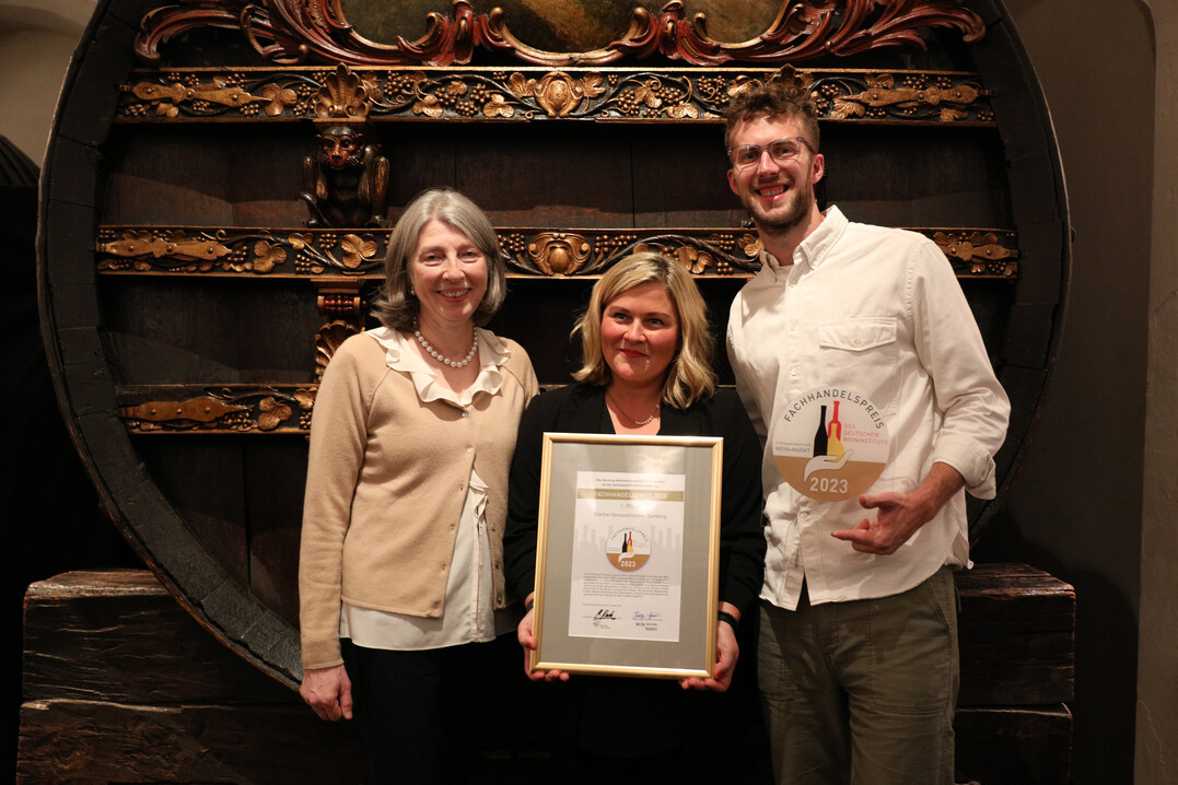 Den 1. Platz des Fachhandelspreises 2023 gewannen Marlies Bohnengel, Sonja und Johannes Weigand von der Genussvinothek Edelfrei in Bamberg.