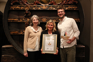 Den 1. Platz des Fachhandelspreises 2023 gewannen Marlies Bohnengel, Sonja und Johannes Weigand von der Genussvinothek Edelfrei in Bamberg. 