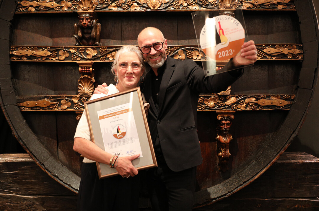 ber den 3. Platz des Fachhandelspreises freuten sich Isa und Hendrick Willenbrock vom Weinhandel Willenbrock, Rheine.