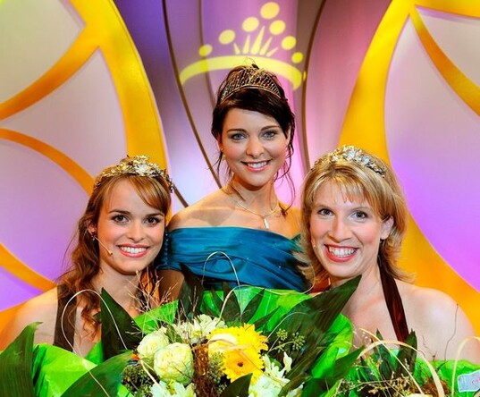 Unser Bild zeigt von links: Deutsche Weinknigin Sarah Schmidt (Nahe), 60. Deutsche Weinknigin Marlies Dumbsky und Deutsche Weinprinzessin Andrea Kninger. 