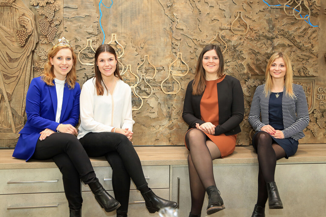Von links: Die Fränkische Weinkönigin Klara Zehnder, Carolin Meyer, Eva-Maria Keller und Elisabeth Goger vor der Frankenkarte der MainschleifenVinothek.
