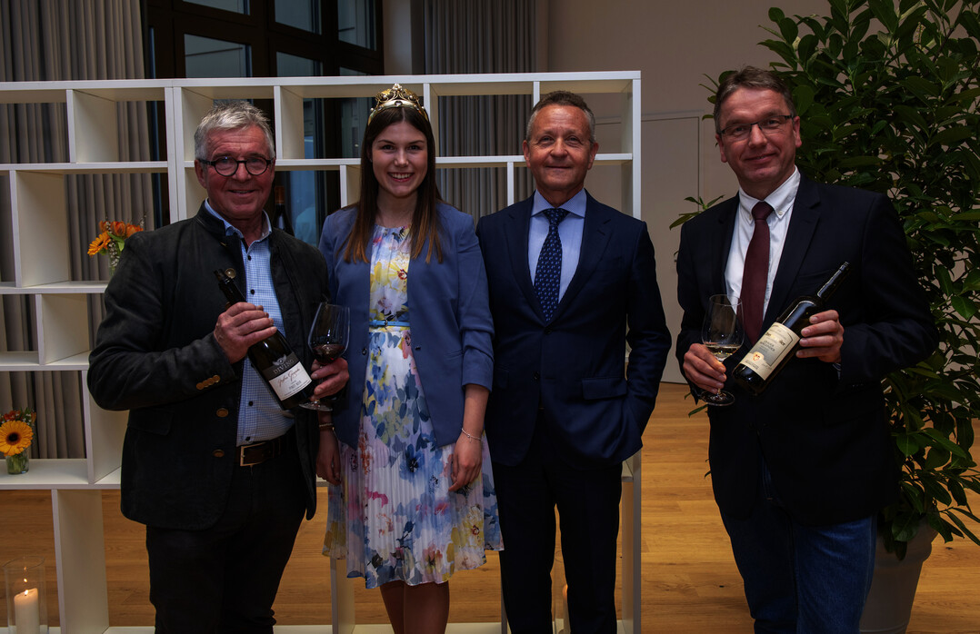 Der BayWa Vorstandsvorsitzende Klaus Josef Lutz (2. v. re.) und die Fränkische Weinkönigin Carolin Meyer gratulieren den Gewinnern: Oskar Georg Noppenberger, ehemaliger Geschäftsführer der Divino Nordheim eG (li.) und Thomas Walz, Vizepräsident des Badischen Weinbauverbandes (re.) mit den Weinen, die in der Verkostung am meisten überzeugt haben.