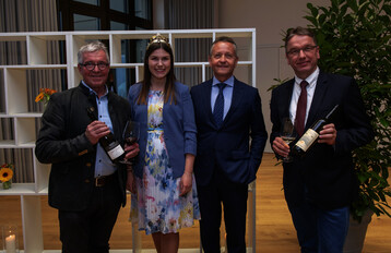 Der BayWa Vorstandsvorsitzende Klaus Josef Lutz (2. v. re.) und die Frnkische Weinknigin Carolin Meyer gratulieren den Gewinnern: Oskar Georg Noppenberger, ehemaliger Geschftsfhrer der Divino Nordheim eG (li.) und Thomas Walz, Vizeprsident des Badischen Weinbauverbandes (re.) mit den Weinen, die in der Verkostung am meisten berzeugt haben.