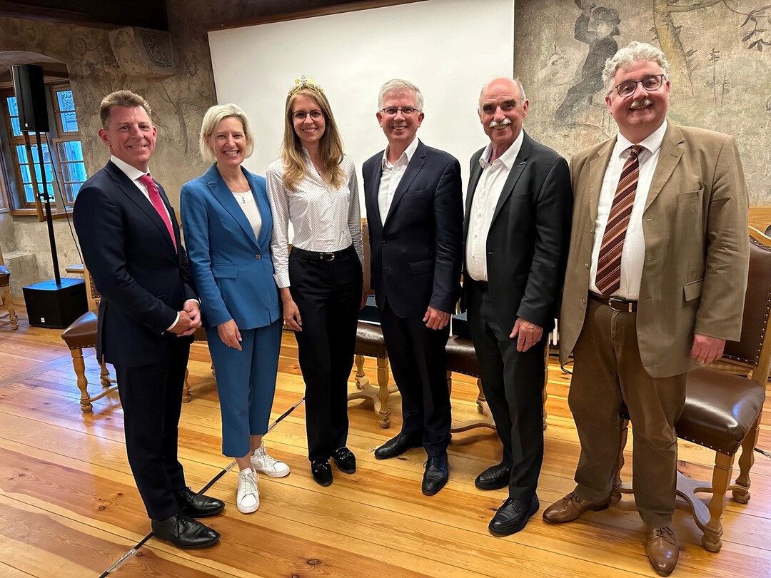In Sommerach (v.l.): Wilfried Saak (Bürgermeister von Sommerhausen), Eva Brockmann (65. Fränkische Weinkönigin), Timothy Liston (US-Generalkonsul), Artur Steinmann (Präsident Fränkischer Weinbauverband) und Frank Diedrich (Geschäftsführer der Winzer Sommerach).