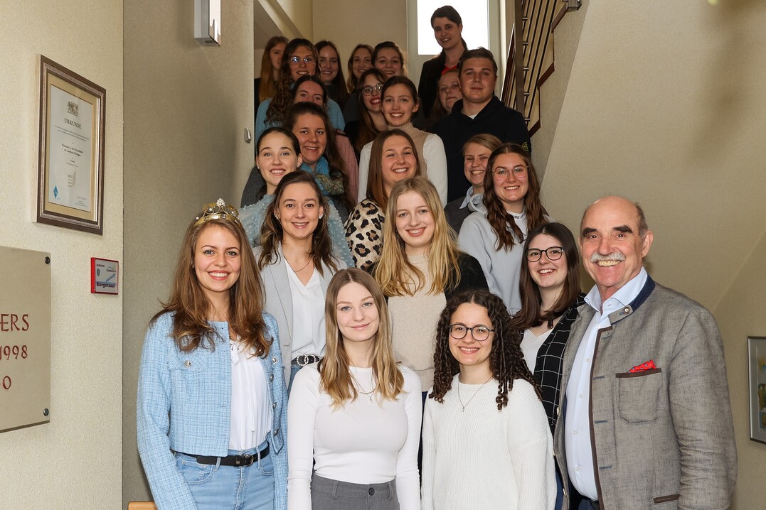 Alle Teilnehmer des Weinhoheiten-Workshops und die Frnkische Weinknigin Eva Brockmann (vorne links) sowie der Prsident des Frnkischen Weinbauverbands Artur Steinman (vorne rechts).