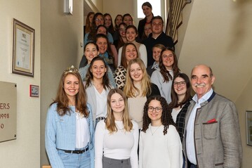 Alle Teilnehmer des Weinhoheiten-Workshops und die Frnkische Weinknigin Eva Brockmann (vorne links) sowie der Prsident des Frnkischen Weinbauverbands Artur Steinman (vorne rechts).