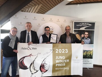 Alle freuen sich mit dem Gewinner (v.l.n.r.): Regina Klein (Verantwortliche Redakteurin "Rebe & Wein"), Hermann Hohl (Prsident Weinbauverband Wrttemberg), Michael Kinzinger (Gewinner Jungwinzerpreis Wrttemberg 2023) und Peter Albrecht (Vizeprsident Weinbauverband Wrttemberg).