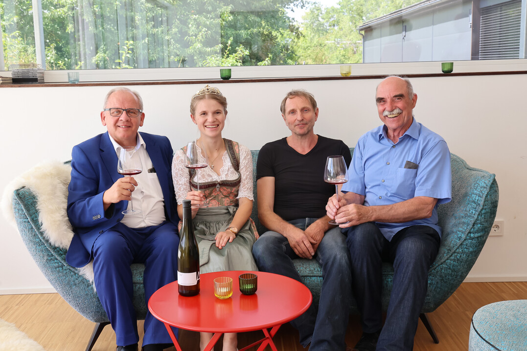 Regierungsprsident Dr. Eugen Ehmann, Abt-Degen-Weinprinzessin Anna-Lena Werb, Winzer Mathias Rippstein und Weinbauprsident Artur Steinmann. 