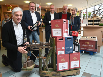 Zum Weingenieer des Jahres in Lauffen ausgezeichnet (von links): Walter Sittler, Dietrich Rembold, Marian Kopp, Laudator Dr. Uwe Reyle und seine Ehefrau.