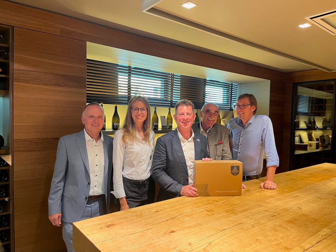 Im Rathaus Sommerhausen (v.l.):. Timothy Liston (US-Generalkonsul), Prof. Dr. Angelika Niebler (Europaabgeordnete), Eva Brockmann (65. Frnkische Weinknigin), Prof. Dr. Andrew Ullmann, Artur Steinmann (Prsident Frnkischer Weinbauverband) und Prof. Dr. Matthias Stickler.