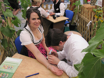 Auf groes Interesse stie das Angebot der SVLFG einer kostenlosen Hautkrebsvorsorgeuntersuchung beim Bayerischen Zentral-Landwirtschaftsfest 2016. Es besttigte sich, dass besonders ltere Menschen ein erhhtes Hautkrebsrisiko haben. 265 Besuchern ab dem 45. Lebensjahr wurde nach der Untersuchung dringend geraten, einen Hautarzt aufzusuchen, weil ihre Haut auffllige  bei 40 Personen sogar schwerwiegende  Vernderungen aufwies. Mnner waren strker betroffen als Frauen und das Krebsrisiko hatte bei den ber 65-Jhrigen noch einmal deutlich zugenommen.