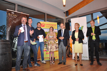 Von links: Helmut Eberle (SVLFG-Vertreterversammlung) mit den Siegern der Prventionspreise Leonhard Meese und Christoph Baum-Barth sowie Inga Storck (Deutsche Weinprinzessin), Klaus Mugele (Vizeprsident Bauernverband Baden-Wrttemberg), Friedlinde Gurr-Hirsch (Staatssekretrin im Ministerium fr Lndlichen Raum und Verbraucherschutz Baden-Wrttemberg) und Peter Treiber (Vorsitzender Landjugend Wrttemberg-Baden). 