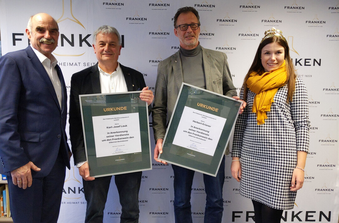 Weinbauprsident Artur Steinmann, Karl-Josef Lauk, Herbert Kriener und Frnkische Weinknigin Carolin Meyer (v. l. n. r.) mit den Silbernen Bocksbeuteln. 