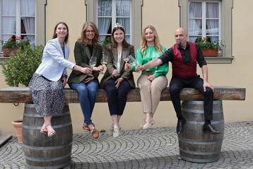 Im Patrizierhof in Grolangheim (v.l.): Emmi Wendemuth, Eva Brockmann, 64. Frnkische Weinknigin Carolin Meyer, Linda Keller und Bjrn Grebner vom Patrizierhof.