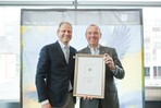 Steffen Christmann überreicht Gert Aldinger die Silberne VDP.Ehrennadel