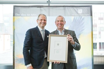 Steffen Christmann berreicht Gert Aldinger die Silberne VDP.Ehrennadel
