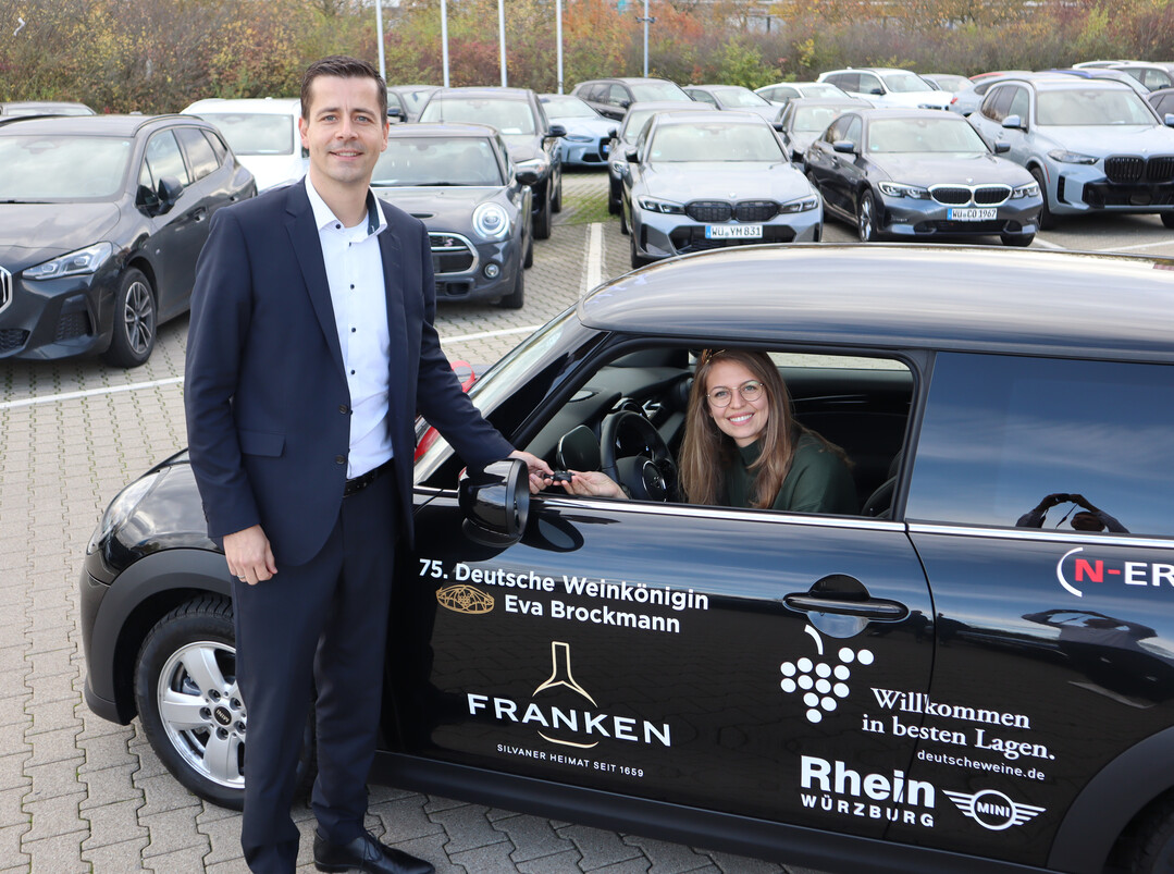 Ab jetzt ist die 75. Deutsche Weinknigin in ihrem neuen Mini Cooper unterwegs. 
